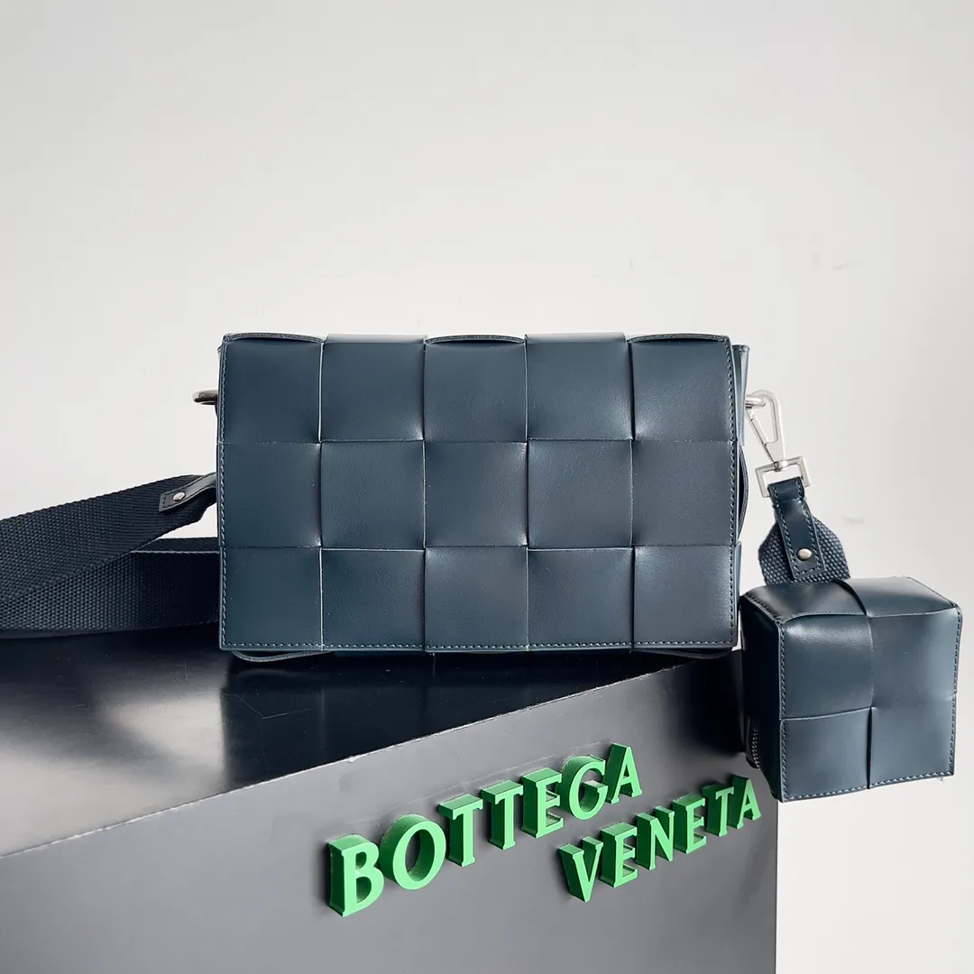 Batch 2120 bv two-in-one cassette bag has a more casual and casual cool. The leather is stiff and has a slight leather luster. Different colors are available. 🙈 The crossbody bag that handsome guys love to carry when going out is super handsome. It is fashionable and fashionable~ The capacity is very sufficient for daily commuting. The small bag can hold headphones. One bag is multi-purpose! ! Style number: 741777 Size: 26*16*6.5cm